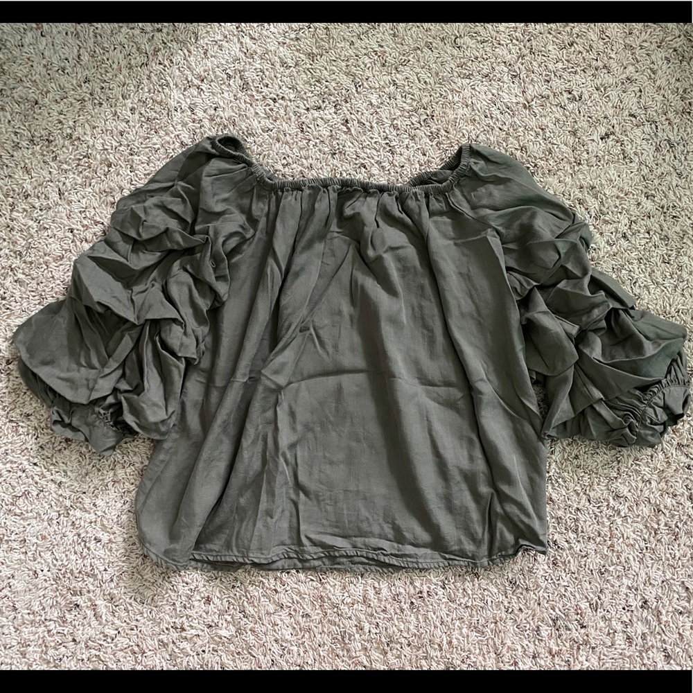 AMERICAN EAGLE off the shoulder blouse